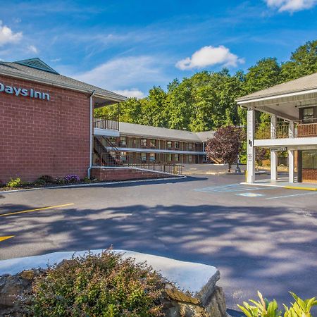 Days Inn By Wyndham Elmsford Exterior photo